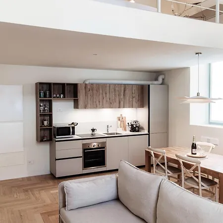 Valencia - The House Of Travelers * Como