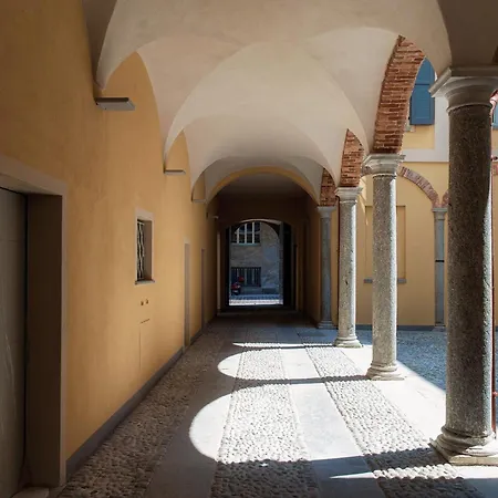 Valencia - The House Of Travelers * Como